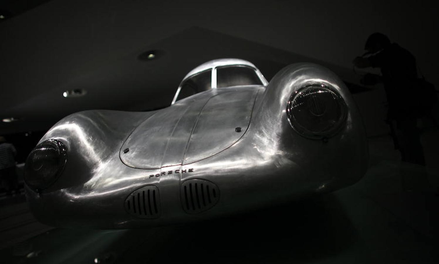 El primer modelo tipo 64 de Porsche, en el museo de la compañía. en Stuttgart, Alemania.