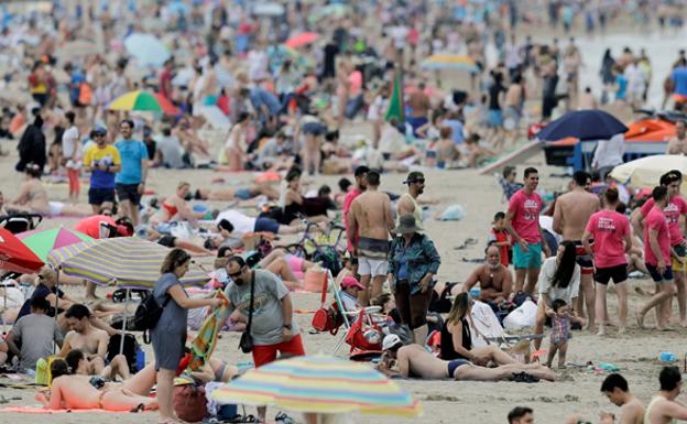 La playa de la Malvarrosa, en Valencia, llena de bañistas en la mañana de este sábado.