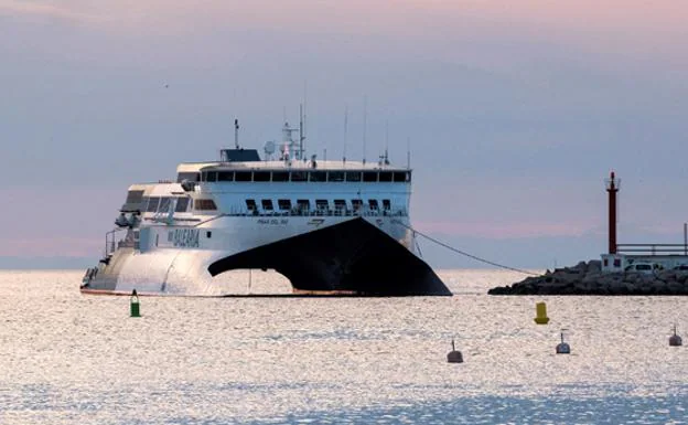 El 'fast-ferry' PInar del Río de Baleària que cubre la línea Dénia-Ibiza, encallado.