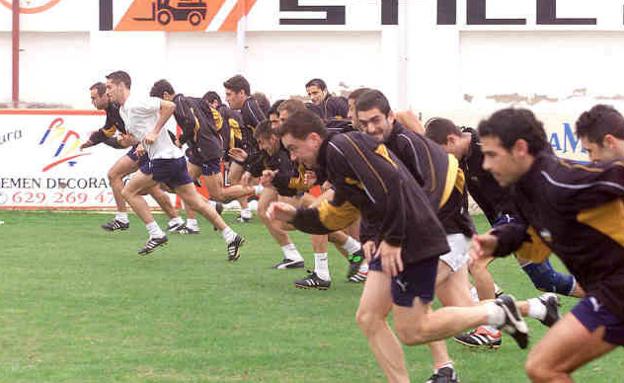 Entrenamiento del Novelda CF, en una imagen de archivo.