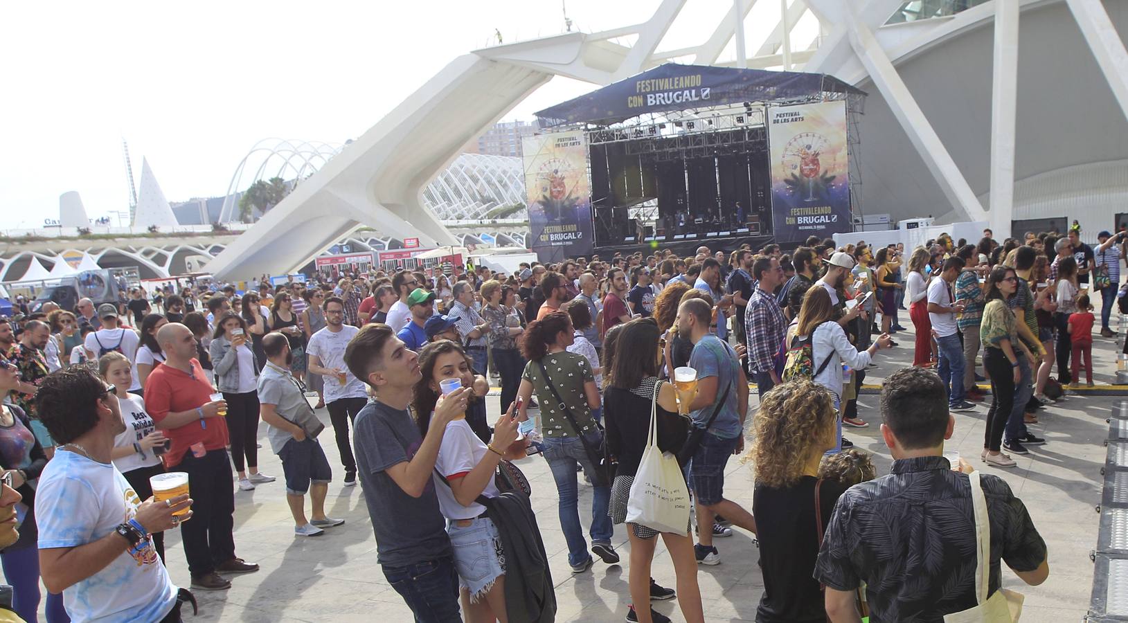 El Festival de les Arts arrancó este viernes su cuarta edición. La organización prevé que entre viernes y sábado más de 40.000 personas acudan a los conciertos. El público respondió masivamente a la primera jornada, en la que actuaron La Habitación Roja, Elefantes, Viva Suecia y Crystal Fighters. Hoy sábado será el turno para el valenciano Tórtel, Mando Diao y Lori Meyers, entre otros. La organización del Festival de les Arts ya tiene cerrada la edición de 2019. Se celebrará el 7 y 8 de junio del próximo año en la Ciudad de lasCiencias.