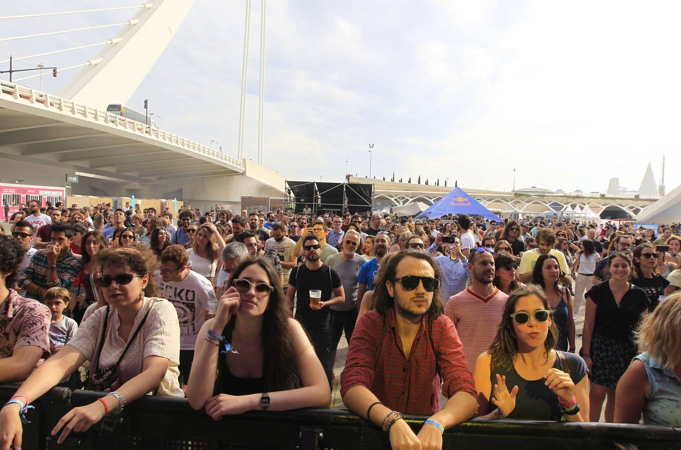 El Festival de les Arts arrancó este viernes su cuarta edición. La organización prevé que entre viernes y sábado más de 40.000 personas acudan a los conciertos. El público respondió masivamente a la primera jornada, en la que actuaron La Habitación Roja, Elefantes, Viva Suecia y Crystal Fighters. Hoy sábado será el turno para el valenciano Tórtel, Mando Diao y Lori Meyers, entre otros. La organización del Festival de les Arts ya tiene cerrada la edición de 2019. Se celebrará el 7 y 8 de junio del próximo año en la Ciudad de lasCiencias.