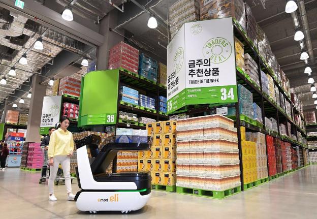 Supermercado coreano de la cadena E-mart con uno de los carritos de Robotnik. 