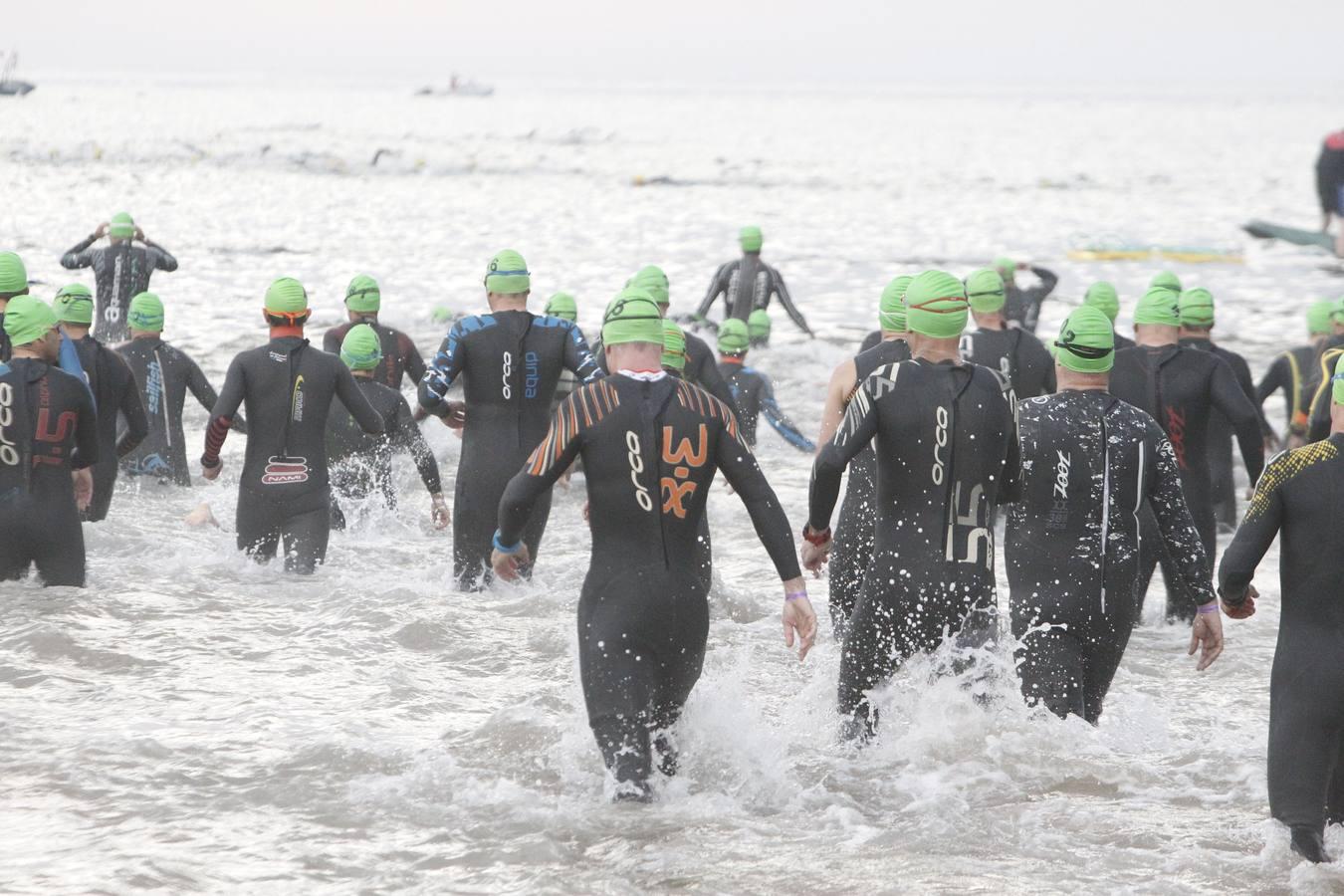 Francisco Fernández (Trampolín de Toledo) y Anna Noguera (Igualada) se llevaron el triunfo en el triatlón Media Distancia (1,9 kms de natación, 90 kms de bici y medio maratón) celebrada en la playa de Las Arenas. El campeón masculino lo hizo en 3.48.08 mientras que Noguera necesitó 4.11.39 