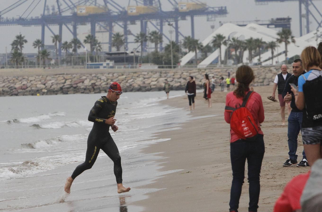 Francisco Fernández (Trampolín de Toledo) y Anna Noguera (Igualada) se llevaron el triunfo en el triatlón Media Distancia (1,9 kms de natación, 90 kms de bici y medio maratón) celebrada en la playa de Las Arenas. El campeón masculino lo hizo en 3.48.08 mientras que Noguera necesitó 4.11.39 