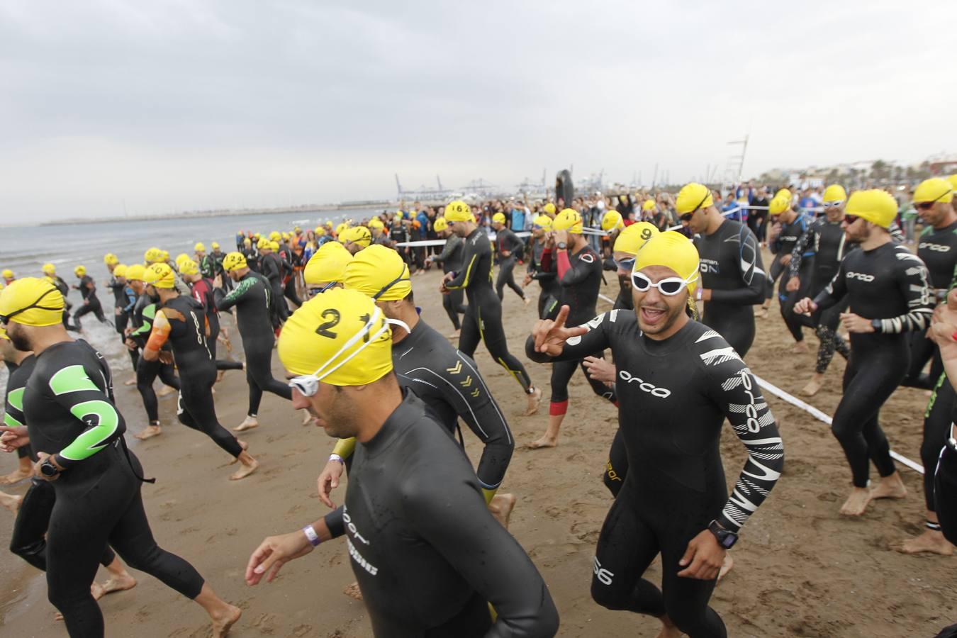 Francisco Fernández (Trampolín de Toledo) y Anna Noguera (Igualada) se llevaron el triunfo en el triatlón Media Distancia (1,9 kms de natación, 90 kms de bici y medio maratón) celebrada en la playa de Las Arenas. El campeón masculino lo hizo en 3.48.08 mientras que Noguera necesitó 4.11.39 