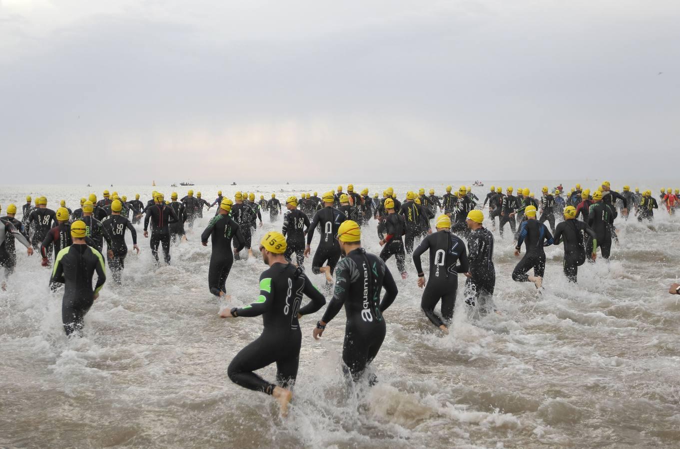 Francisco Fernández (Trampolín de Toledo) y Anna Noguera (Igualada) se llevaron el triunfo en el triatlón Media Distancia (1,9 kms de natación, 90 kms de bici y medio maratón) celebrada en la playa de Las Arenas. El campeón masculino lo hizo en 3.48.08 mientras que Noguera necesitó 4.11.39 