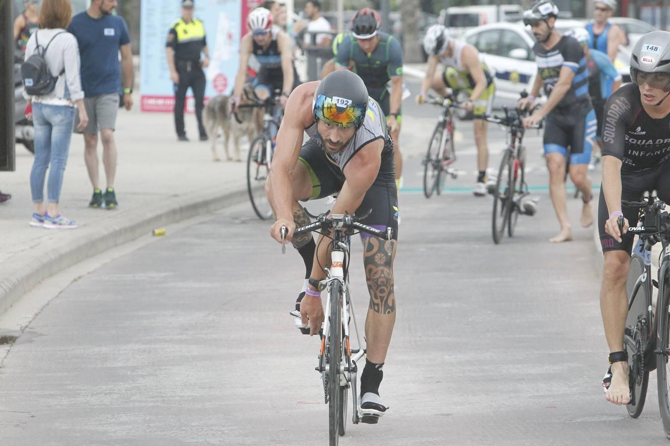 Francisco Fernández (Trampolín de Toledo) y Anna Noguera (Igualada) se llevaron el triunfo en el triatlón Media Distancia (1,9 kms de natación, 90 kms de bici y medio maratón) celebrada en la playa de Las Arenas. El campeón masculino lo hizo en 3.48.08 mientras que Noguera necesitó 4.11.39 