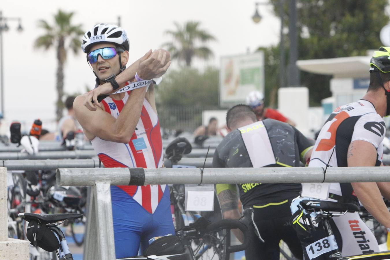 Francisco Fernández (Trampolín de Toledo) y Anna Noguera (Igualada) se llevaron el triunfo en el triatlón Media Distancia (1,9 kms de natación, 90 kms de bici y medio maratón) celebrada en la playa de Las Arenas. El campeón masculino lo hizo en 3.48.08 mientras que Noguera necesitó 4.11.39 