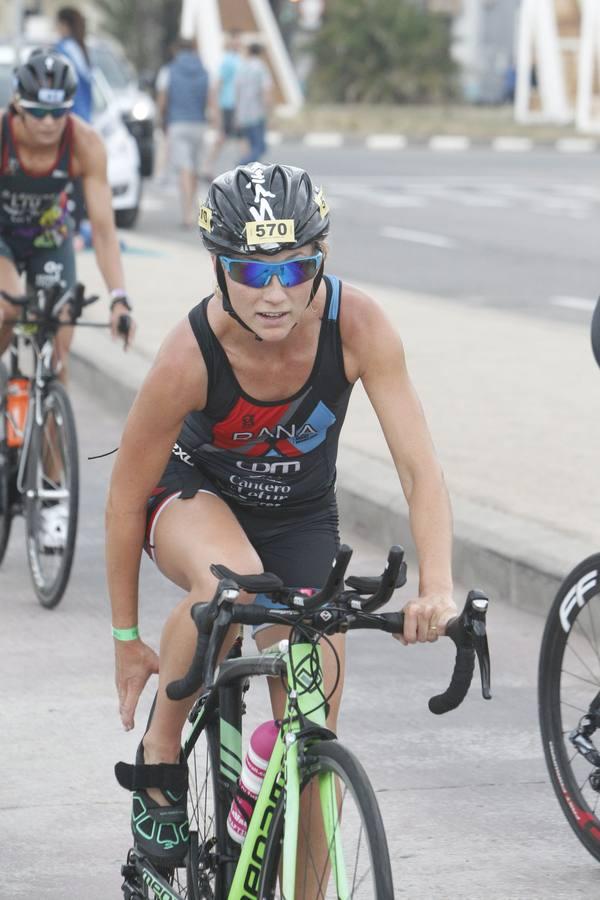 Francisco Fernández (Trampolín de Toledo) y Anna Noguera (Igualada) se llevaron el triunfo en el triatlón Media Distancia (1,9 kms de natación, 90 kms de bici y medio maratón) celebrada en la playa de Las Arenas. El campeón masculino lo hizo en 3.48.08 mientras que Noguera necesitó 4.11.39 