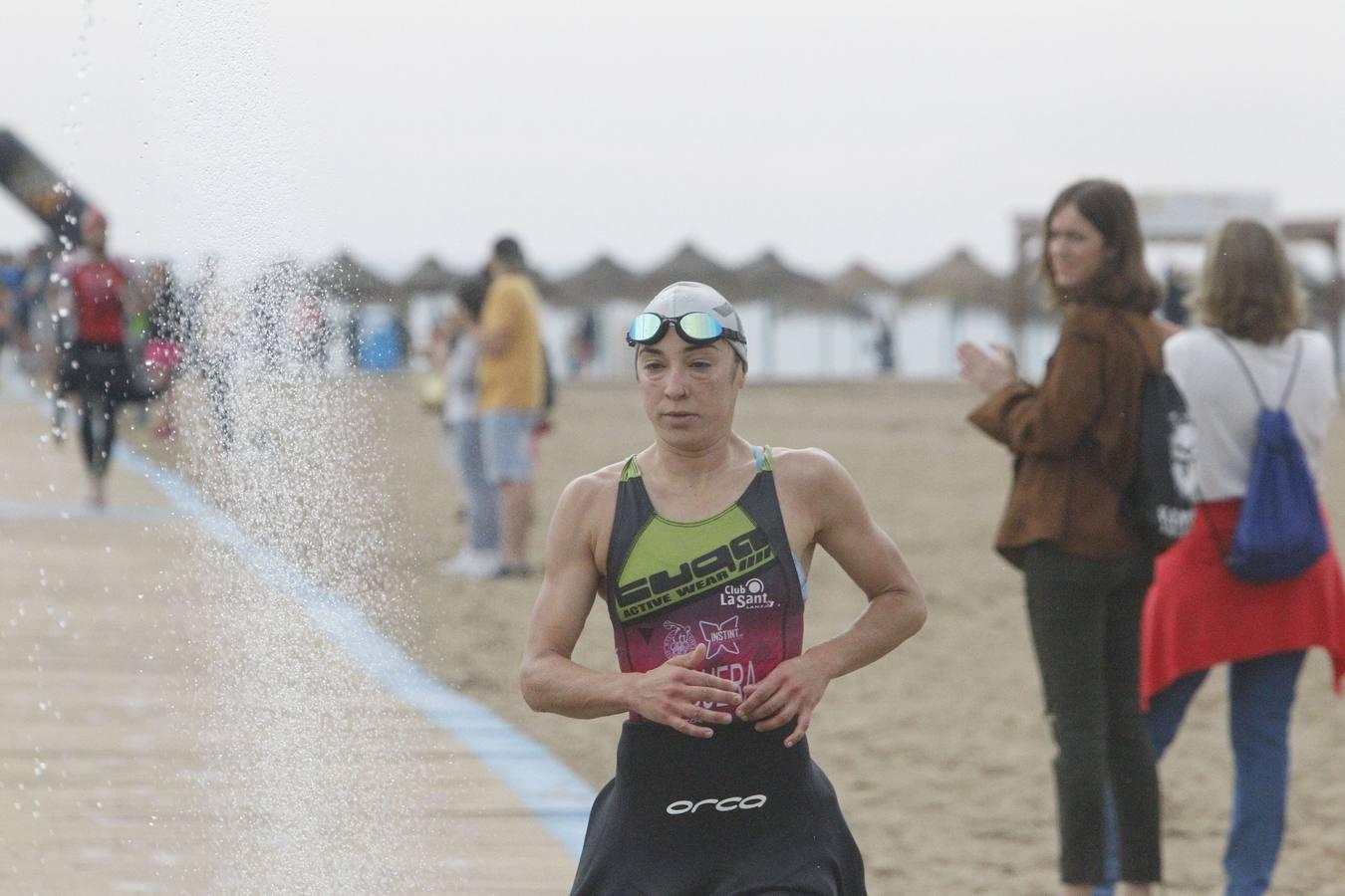 Francisco Fernández (Trampolín de Toledo) y Anna Noguera (Igualada) se llevaron el triunfo en el triatlón Media Distancia (1,9 kms de natación, 90 kms de bici y medio maratón) celebrada en la playa de Las Arenas. El campeón masculino lo hizo en 3.48.08 mientras que Noguera necesitó 4.11.39 