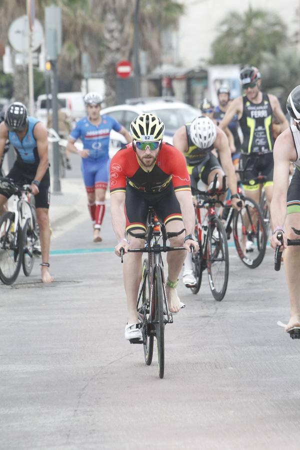 Francisco Fernández (Trampolín de Toledo) y Anna Noguera (Igualada) se llevaron el triunfo en el triatlón Media Distancia (1,9 kms de natación, 90 kms de bici y medio maratón) celebrada en la playa de Las Arenas. El campeón masculino lo hizo en 3.48.08 mientras que Noguera necesitó 4.11.39 