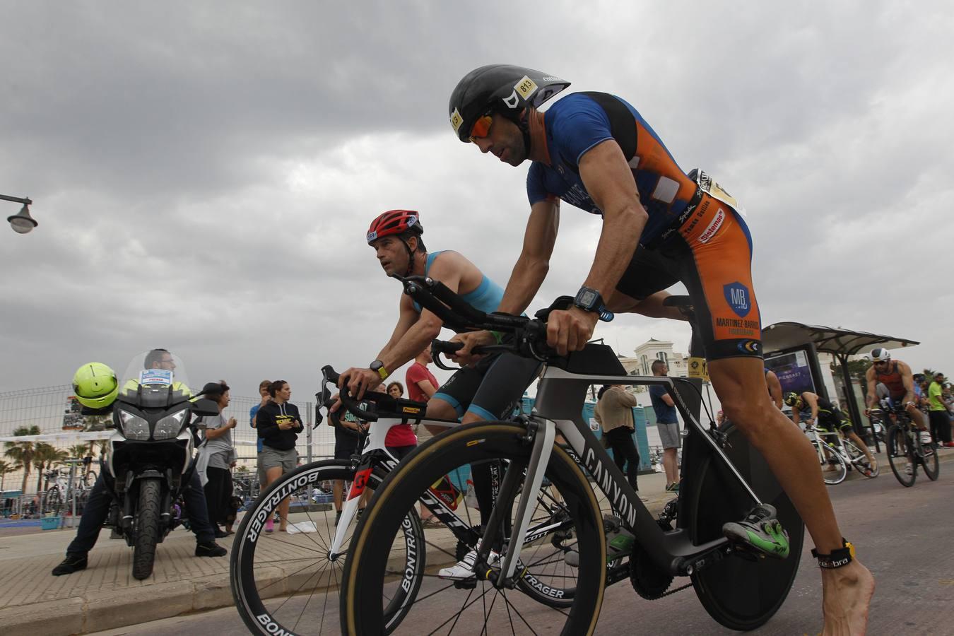 Francisco Fernández (Trampolín de Toledo) y Anna Noguera (Igualada) se llevaron el triunfo en el triatlón Media Distancia (1,9 kms de natación, 90 kms de bici y medio maratón) celebrada en la playa de Las Arenas. El campeón masculino lo hizo en 3.48.08 mientras que Noguera necesitó 4.11.39 