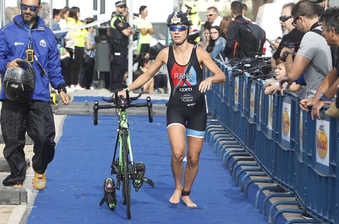 Francisco Fernández (Trampolín de Toledo) y Anna Noguera (Igualada) se llevaron el triunfo en el triatlón Media Distancia (1,9 kms de natación, 90 kms de bici y medio maratón) celebrada en la playa de Las Arenas. El campeón masculino lo hizo en 3.48.08 mientras que Noguera necesitó 4.11.39 