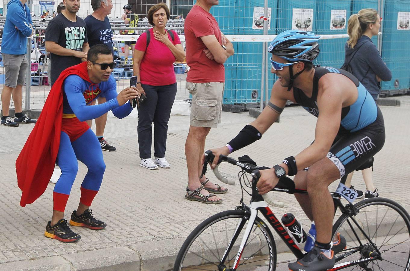 Francisco Fernández (Trampolín de Toledo) y Anna Noguera (Igualada) se llevaron el triunfo en el triatlón Media Distancia (1,9 kms de natación, 90 kms de bici y medio maratón) celebrada en la playa de Las Arenas. El campeón masculino lo hizo en 3.48.08 mientras que Noguera necesitó 4.11.39 