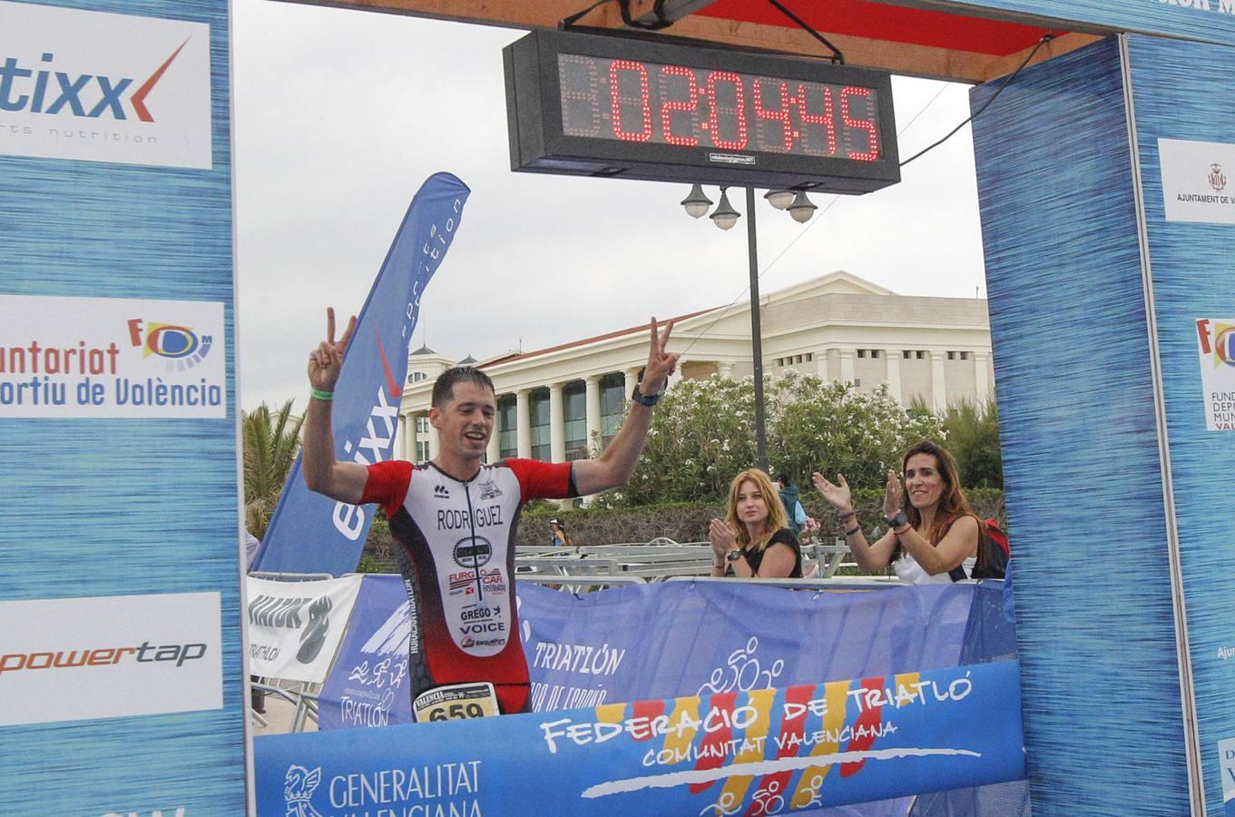 Francisco Fernández (Trampolín de Toledo) y Anna Noguera (Igualada) se llevaron el triunfo en el triatlón Media Distancia (1,9 kms de natación, 90 kms de bici y medio maratón) celebrada en la playa de Las Arenas. El campeón masculino lo hizo en 3.48.08 mientras que Noguera necesitó 4.11.39 