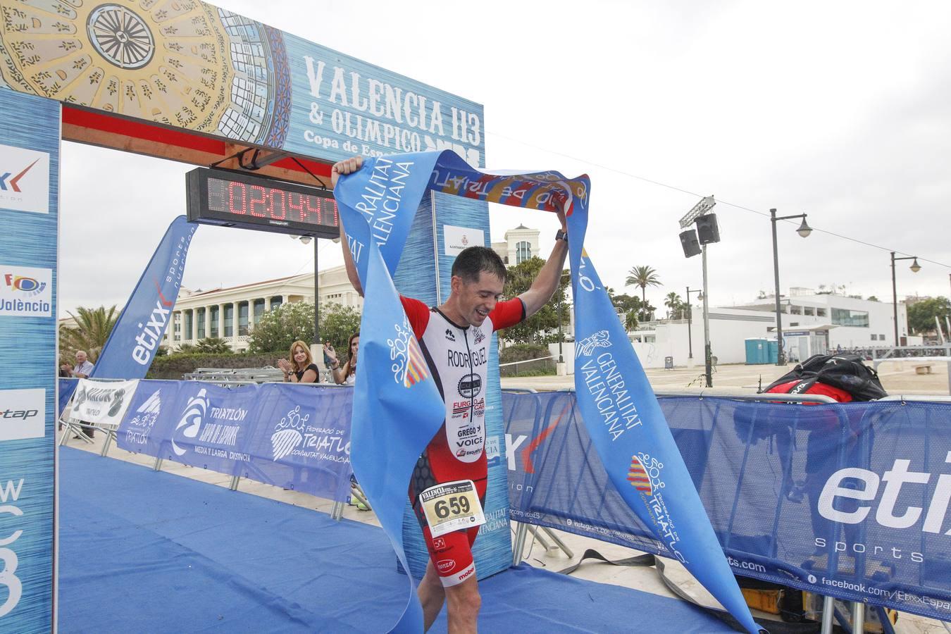 Francisco Fernández (Trampolín de Toledo) y Anna Noguera (Igualada) se llevaron el triunfo en el triatlón Media Distancia (1,9 kms de natación, 90 kms de bici y medio maratón) celebrada en la playa de Las Arenas. El campeón masculino lo hizo en 3.48.08 mientras que Noguera necesitó 4.11.39 