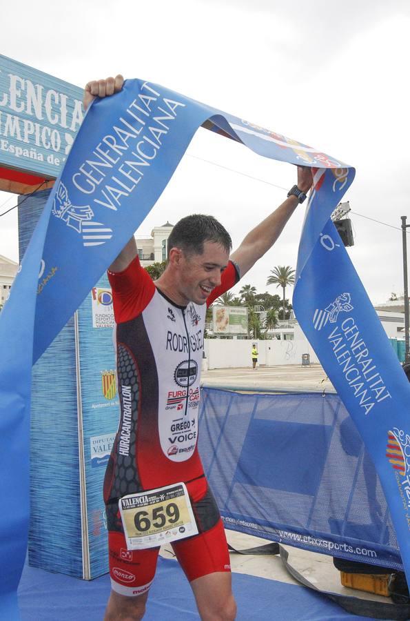 Francisco Fernández (Trampolín de Toledo) y Anna Noguera (Igualada) se llevaron el triunfo en el triatlón Media Distancia (1,9 kms de natación, 90 kms de bici y medio maratón) celebrada en la playa de Las Arenas. El campeón masculino lo hizo en 3.48.08 mientras que Noguera necesitó 4.11.39 