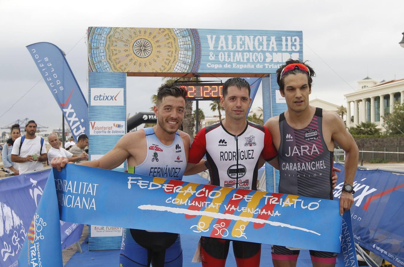 Francisco Fernández (Trampolín de Toledo) y Anna Noguera (Igualada) se llevaron el triunfo en el triatlón Media Distancia (1,9 kms de natación, 90 kms de bici y medio maratón) celebrada en la playa de Las Arenas. El campeón masculino lo hizo en 3.48.08 mientras que Noguera necesitó 4.11.39 