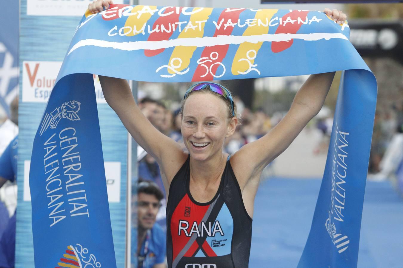 Francisco Fernández (Trampolín de Toledo) y Anna Noguera (Igualada) se llevaron el triunfo en el triatlón Media Distancia (1,9 kms de natación, 90 kms de bici y medio maratón) celebrada en la playa de Las Arenas. El campeón masculino lo hizo en 3.48.08 mientras que Noguera necesitó 4.11.39 