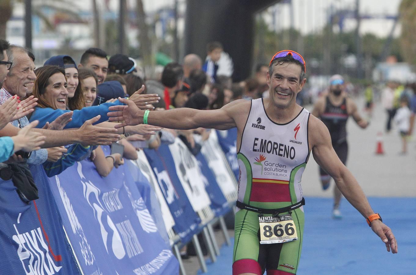 Francisco Fernández (Trampolín de Toledo) y Anna Noguera (Igualada) se llevaron el triunfo en el triatlón Media Distancia (1,9 kms de natación, 90 kms de bici y medio maratón) celebrada en la playa de Las Arenas. El campeón masculino lo hizo en 3.48.08 mientras que Noguera necesitó 4.11.39 