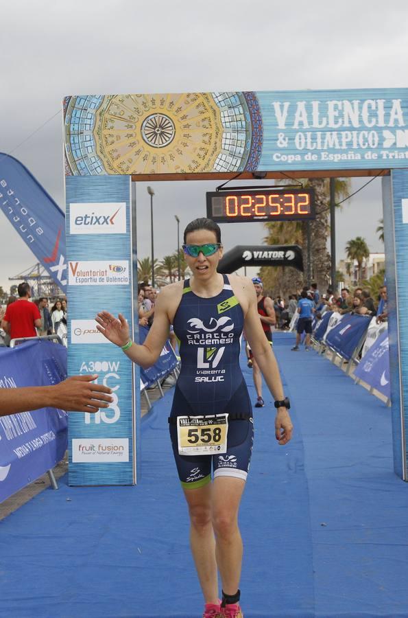 Francisco Fernández (Trampolín de Toledo) y Anna Noguera (Igualada) se llevaron el triunfo en el triatlón Media Distancia (1,9 kms de natación, 90 kms de bici y medio maratón) celebrada en la playa de Las Arenas. El campeón masculino lo hizo en 3.48.08 mientras que Noguera necesitó 4.11.39 