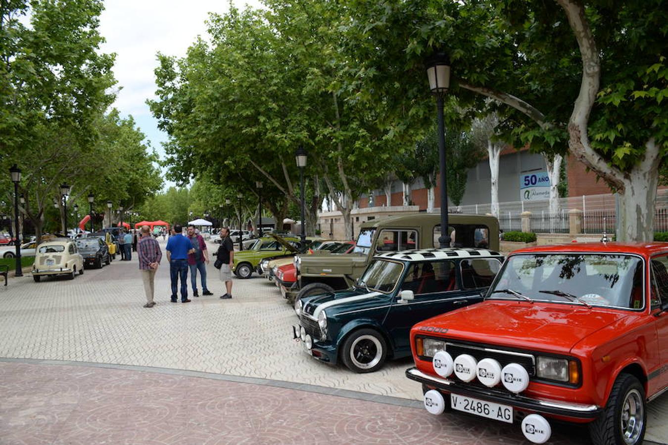 El domingo 10 de junio se celebró en Utiel la 14ª edición de la Concentración Plana de Utiel de Coches Clásicos. Allí asistieron más de 180 automóviles llegados desde todos los puntos de España, sobre todo de la provincia de Valencia, pero también de lugares como Cantabria, Salamanca, Albacete, Cuenca, Teruel o Toledo. Entre los participantes destacó la presencia de un Cadillac de 1954, el más antiguo de todos los expuestos. También los coches del club Altea motor Classic, o de los clubes de Seat 600 y Seat 124, además del Club Citroën XM de España. Todos ellos, junto con el resto de los participantes, coparon la Alameda principal de Utiel y sus alrededores, de manera que el evento se convirtió en la atracción principal del fin de semana en toda la comarca.