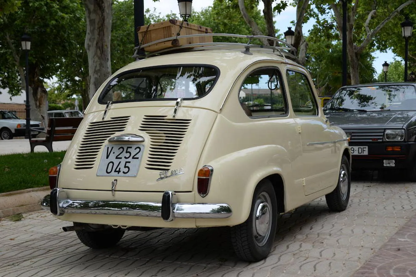 El domingo 10 de junio se celebró en Utiel la 14ª edición de la Concentración Plana de Utiel de Coches Clásicos. Allí asistieron más de 180 automóviles llegados desde todos los puntos de España, sobre todo de la provincia de Valencia, pero también de lugares como Cantabria, Salamanca, Albacete, Cuenca, Teruel o Toledo. Entre los participantes destacó la presencia de un Cadillac de 1954, el más antiguo de todos los expuestos. También los coches del club Altea motor Classic, o de los clubes de Seat 600 y Seat 124, además del Club Citroën XM de España. Todos ellos, junto con el resto de los participantes, coparon la Alameda principal de Utiel y sus alrededores, de manera que el evento se convirtió en la atracción principal del fin de semana en toda la comarca.