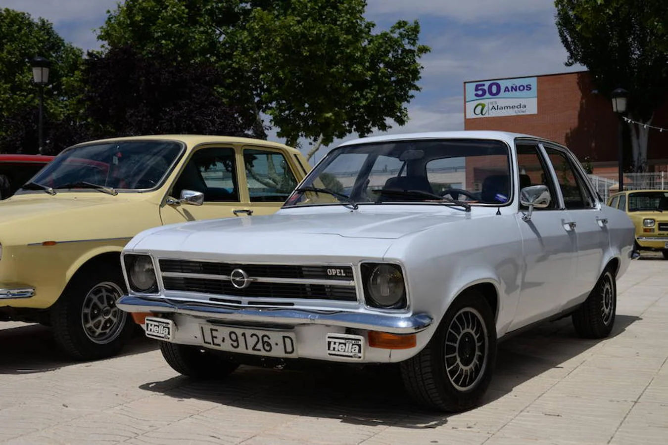 El domingo 10 de junio se celebró en Utiel la 14ª edición de la Concentración Plana de Utiel de Coches Clásicos. Allí asistieron más de 180 automóviles llegados desde todos los puntos de España, sobre todo de la provincia de Valencia, pero también de lugares como Cantabria, Salamanca, Albacete, Cuenca, Teruel o Toledo. Entre los participantes destacó la presencia de un Cadillac de 1954, el más antiguo de todos los expuestos. También los coches del club Altea motor Classic, o de los clubes de Seat 600 y Seat 124, además del Club Citroën XM de España. Todos ellos, junto con el resto de los participantes, coparon la Alameda principal de Utiel y sus alrededores, de manera que el evento se convirtió en la atracción principal del fin de semana en toda la comarca.