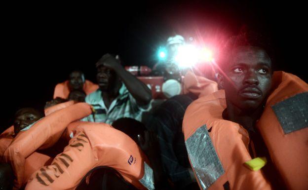 Algunos de los migrantes rescatados en alta mar.