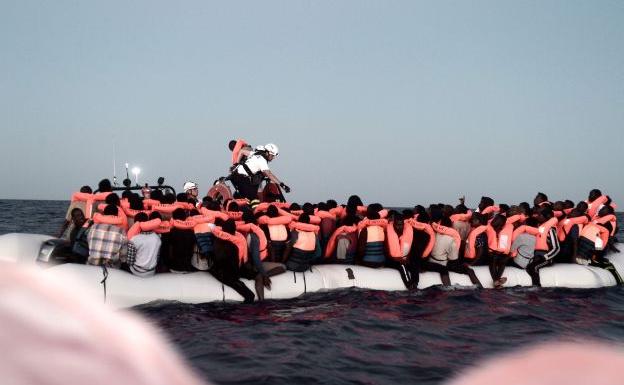 Los inmigrantes rescatados en el mar.