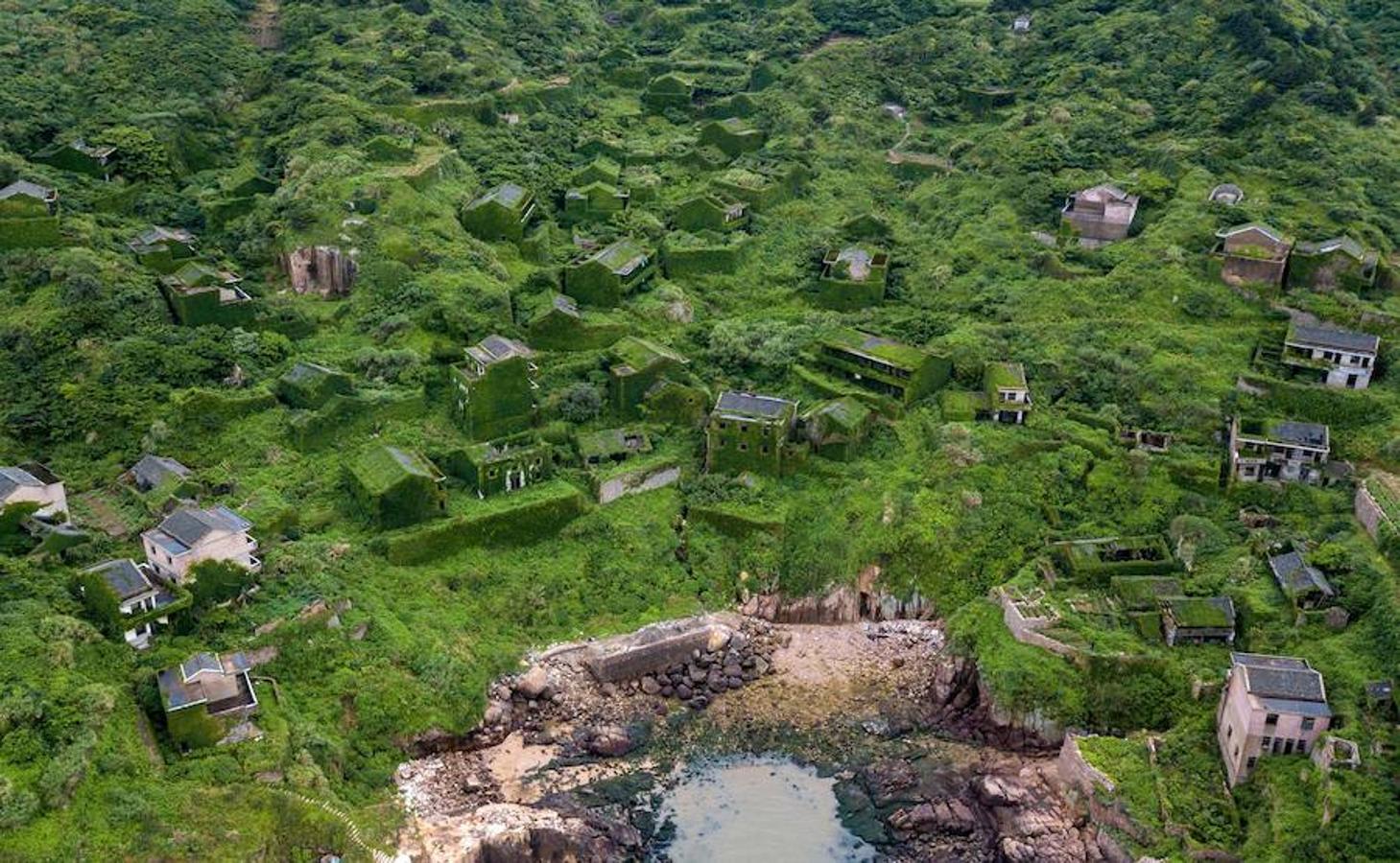 Apenas un puñado de personas viven aún en las pocas casas que quedan habitables.