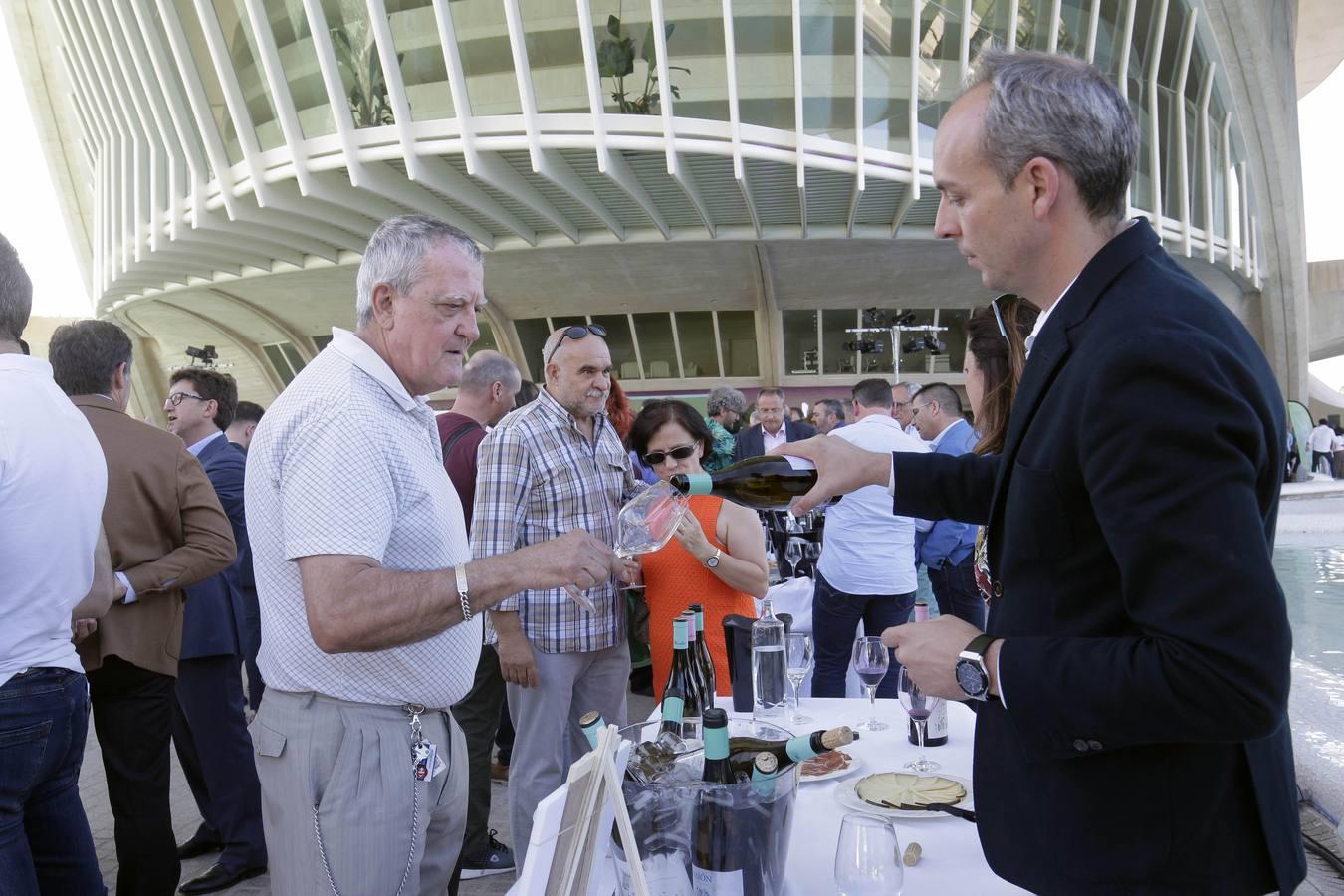 El evento ha reunido a más de una treintena de bodegas amparadas por la marca organizadora, las cuales han aprovechado el evento para presentar su diversa y amplia oferta