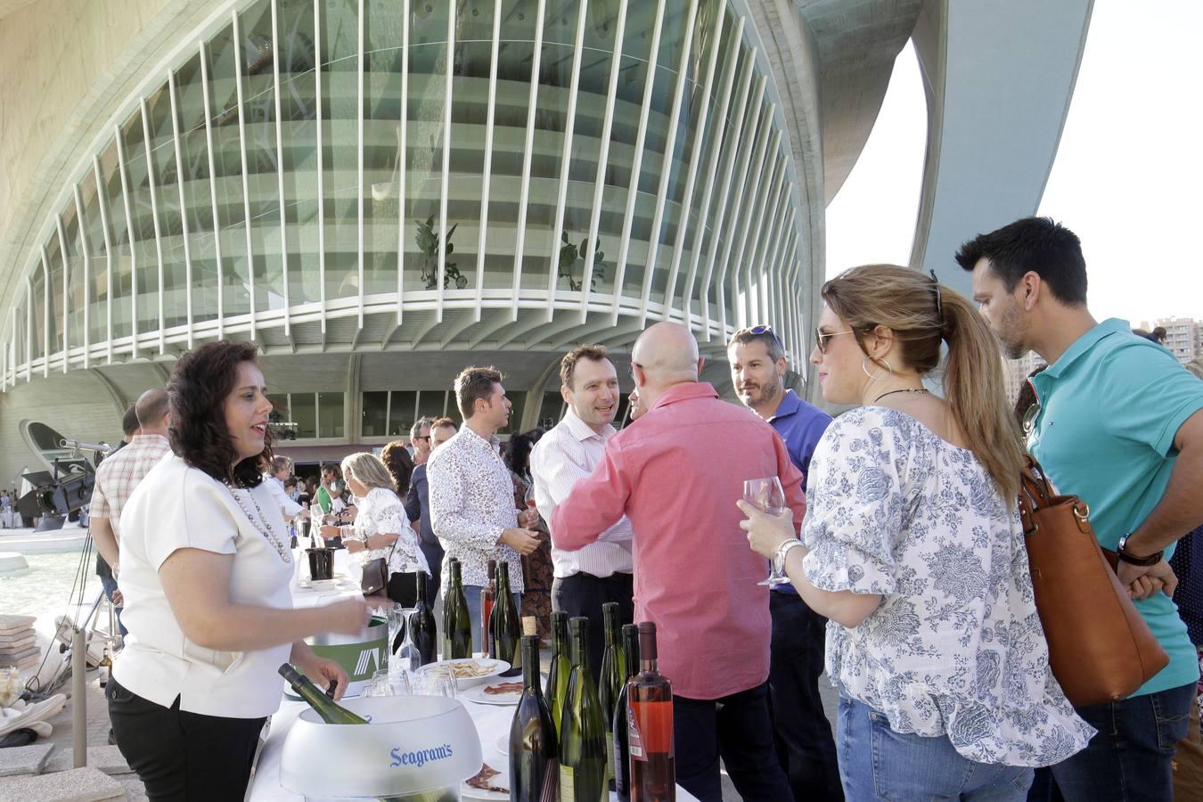 El evento ha reunido a más de una treintena de bodegas amparadas por la marca organizadora, las cuales han aprovechado el evento para presentar su diversa y amplia oferta