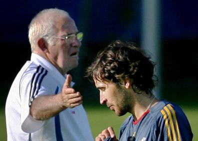 Imagen secundaria 1 - El médico de la selección consuela a De Gea en la Eurocopa de 2016./ Efe. A continuación, Luis y Raúl acabaron enfrentados en 2006. Finalmente, Cesc se quejó de su suplencia con Del Bosque en Brasil.