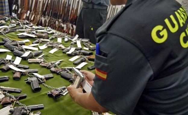 Imagen de archivo de una anterior subasta de armas de la Guardia Civil.