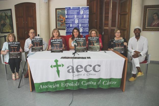 Salomé Rodríguez y Raquel Mengual, con representantes de AECC y de José Ballester. 