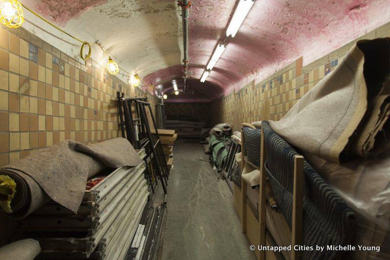 Pero en la década de los 60, este pasadizo fue sellado y hoy en día se utiliza como depósito de distintos muebles y otros elementos del establecimiento hotelero. Si el turista lo desea, puede visitar el túnel al igual que otras dependencias del edificio, inaugurado en 1930.