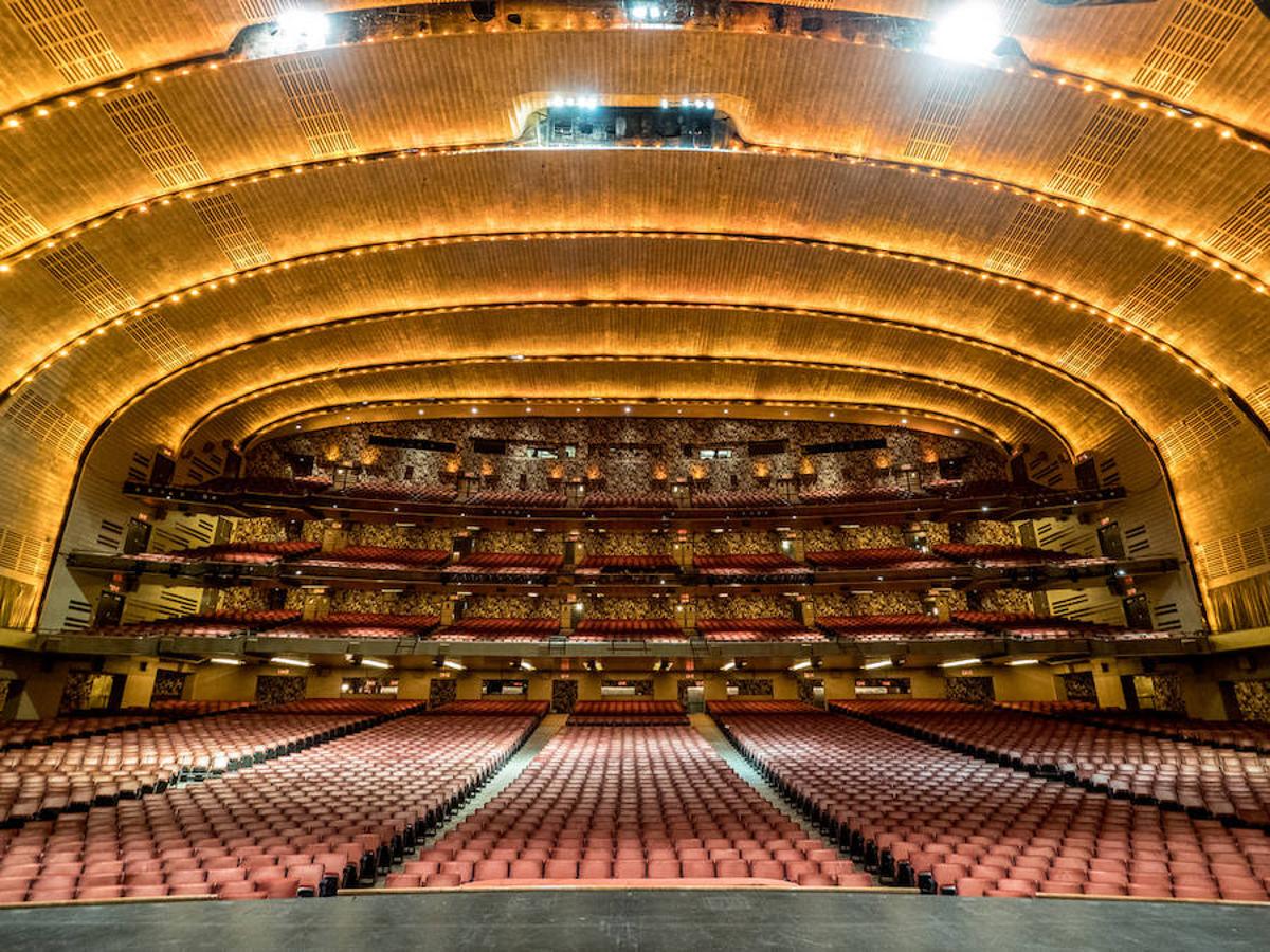 Sobre el famoso escenario se encuentra oculto un suntuoso apartamento conservado casi intacto desde 1936. Fue construido para su creador, el empresario teatral Samuel 'Roxy' Rothafel. Tras su muerte, en 1936, este espacio privado quedó deshabitado. Hoy en día se encuentra cerrado al público, aunque ocasionalmente se utiliza para eventos privados o para recibir a invitados prestigiosos.