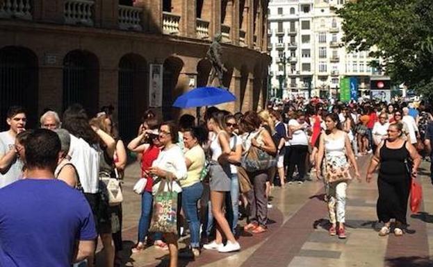 Miles de personas estrenan el nuevo Primark de Valencia