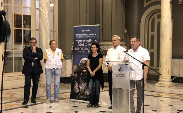 Joan Ribó durante la inauguración de la exposición de Acnur en el Salón de Cristal del Consistorio con motivo del Día Mundial del Refugiado que se celebrará el próximo día 20.