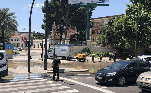 El reventón de una tubería complica el tráfico en las avenidas del Cid y Tres Forques