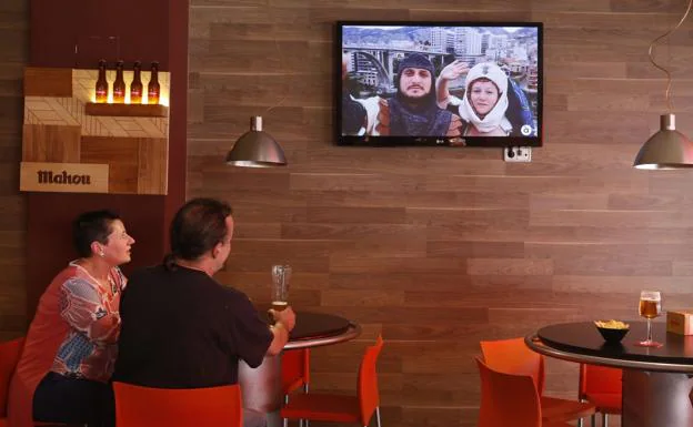 Dos personas ven la televisión en el primer día de emisionews de À Punt. 