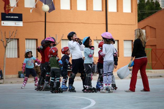 Alumnos de un colegio durante una extraescolar organizada tras las clases. 