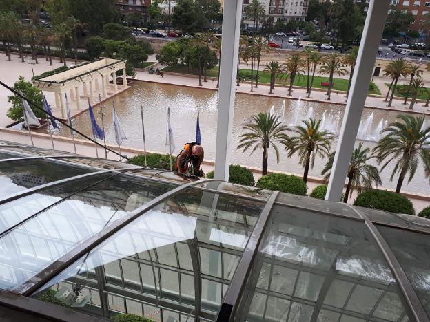 EL PALAU LIMPIA LA CÚPULA DE CRISTAL