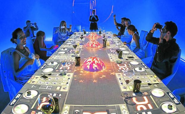 La cena, exclusiva para doce comensales, se sirve en una mesa convertida en una gran pantalla digital sobre la que se proyectan todo tipo de universos. 