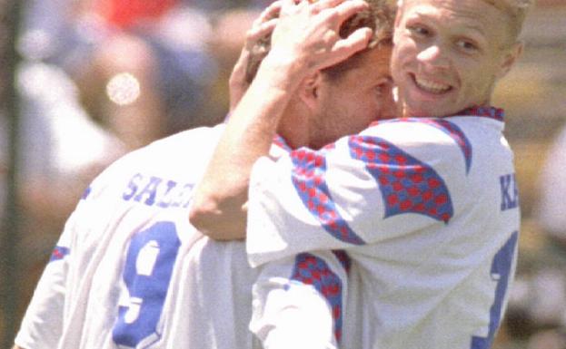 Oleg Salenko, felicitado por el también exvalencianista Karpin, tras marcar en el Mundial de 1994.