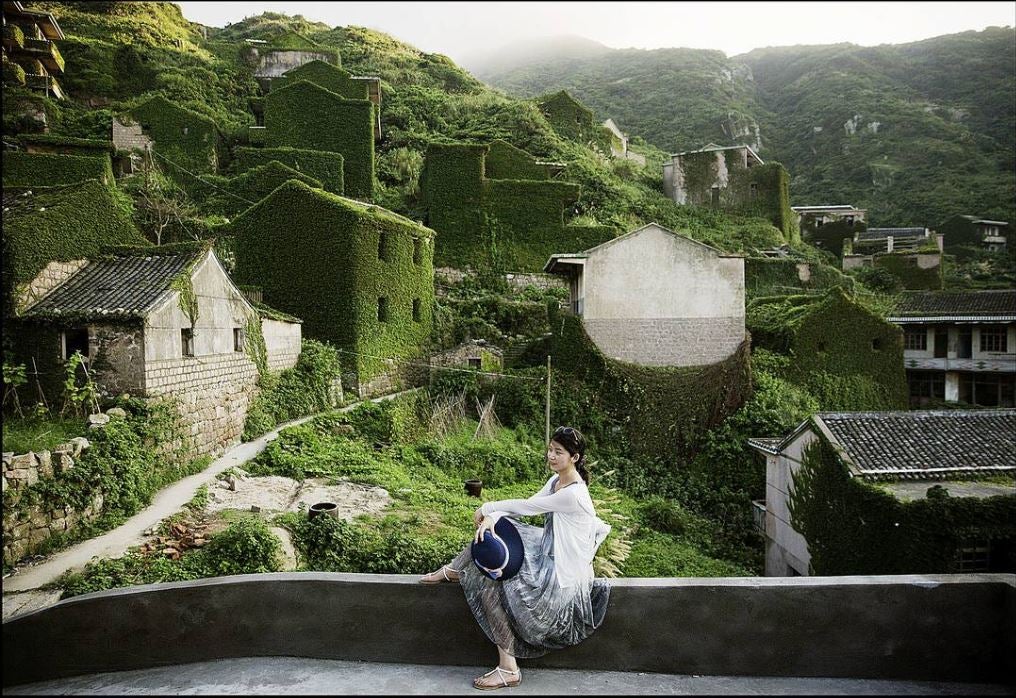 El singular paisaje sirve de fondo para las fotografías de los turistas. 