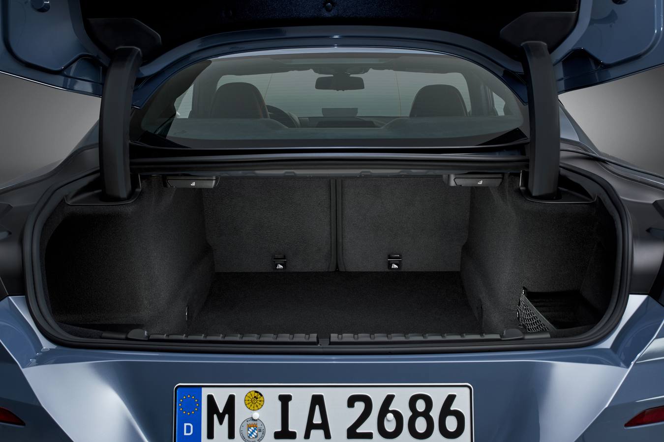 El nuevo cupé de BMW de la Serie 8 se venderá a partir de noviembre con un potente motor V8 de gasolina de 530 caballos y un seis cilindros diésel de 320 CV; en ambos casos con un cambio automático de ocho velocidades.