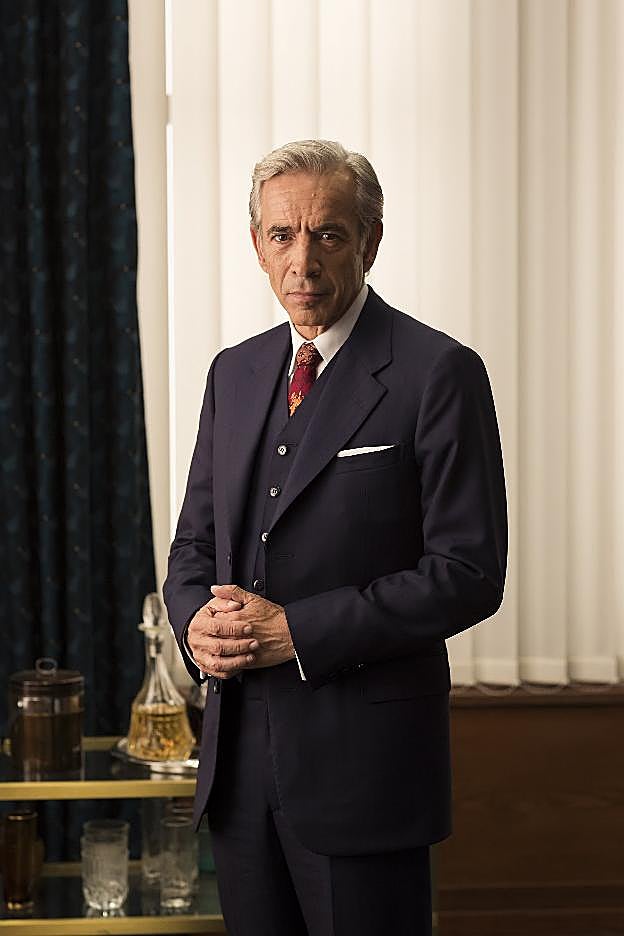 Imanol Arias, en el papel de Eduard Godó, en 'Velvet Colección'.